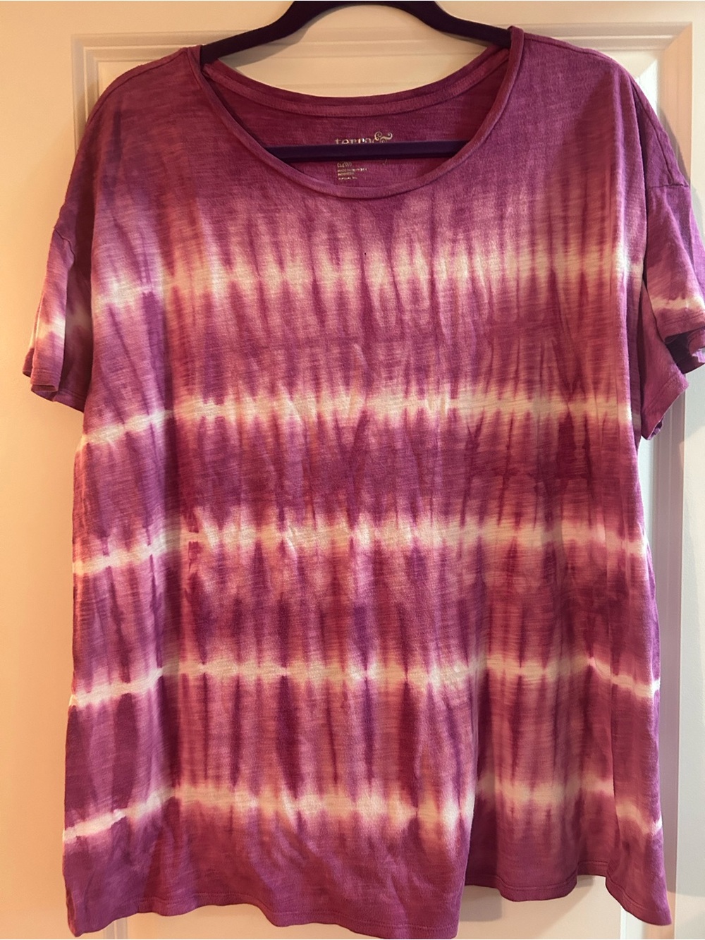 Deep Pink and White Tye Dye Short Sleeve Tee. $8